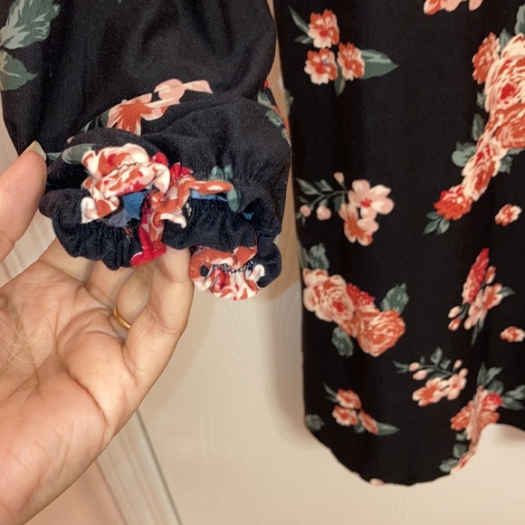 Derek Heart off the shoulder floral dress with long sleeve cinched at the wrist - Picture 3 of 6